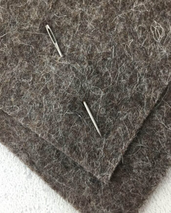 Borduurnaalden nr. 20 met punt, 2 stuks, op vilt